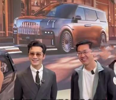 4月24日，黄晓明亮相北京车展，接受记者采访，表示要给表妹陈梦送车，黄晓明笑容灿