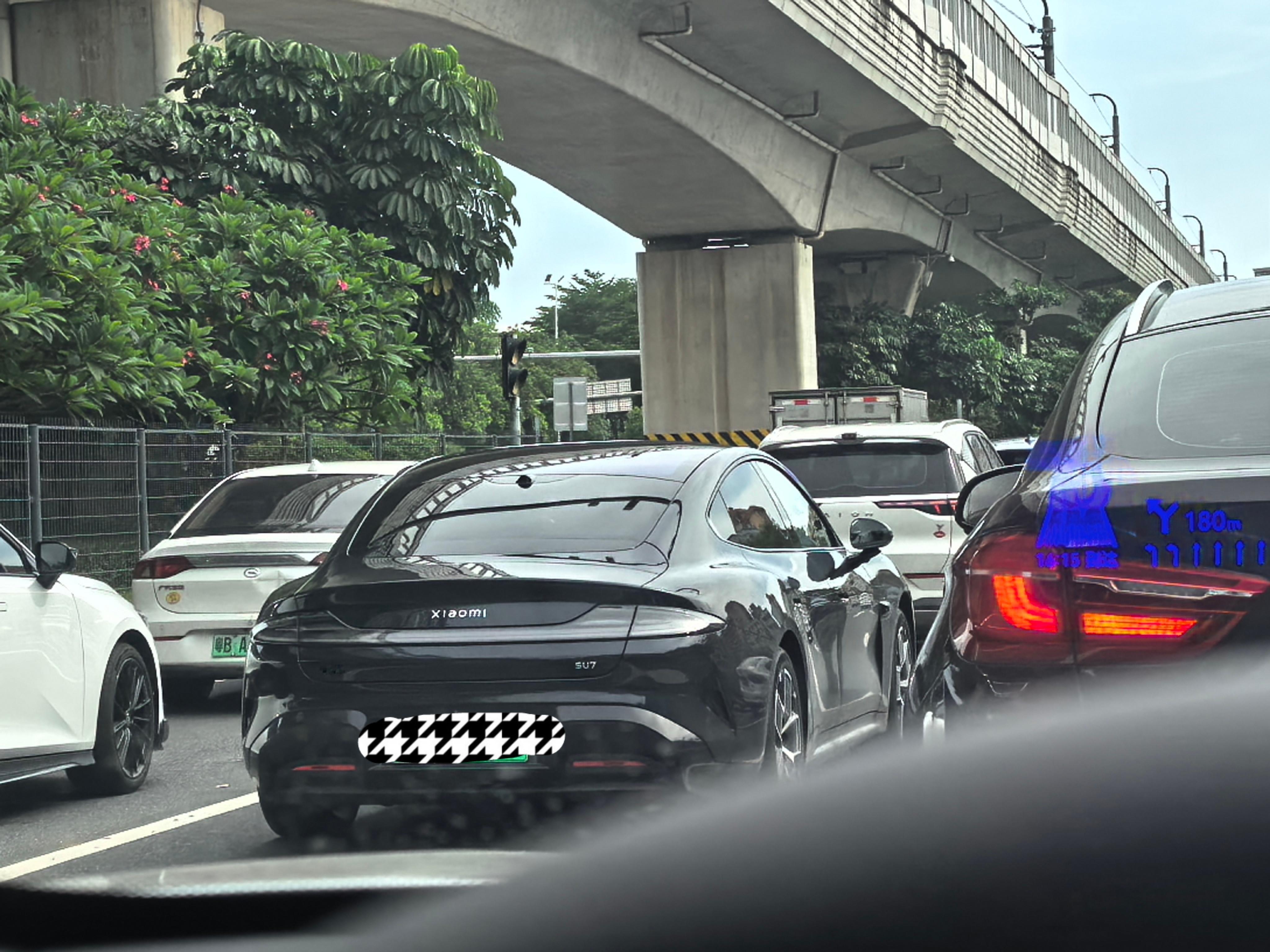 第一次看到黑色的小米 SU7，大家觉得这个颜色怎么样？[吃瓜] ​​​