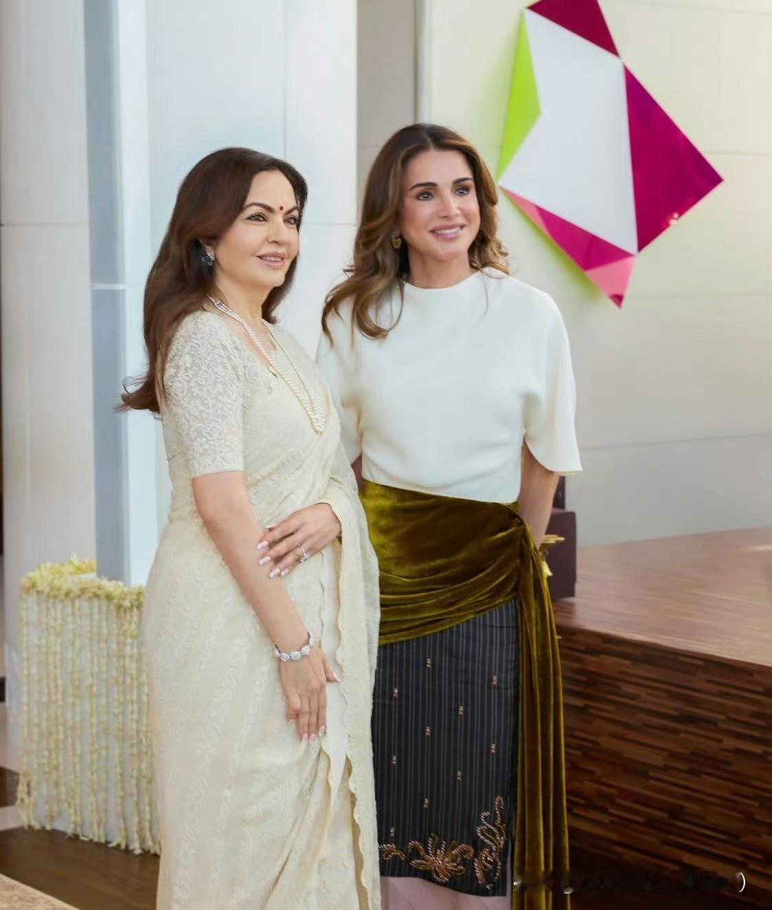 拉尼娅王后访问印度，印度首富夫妇在孟买热情迎接！在场的还有首富的子女们！