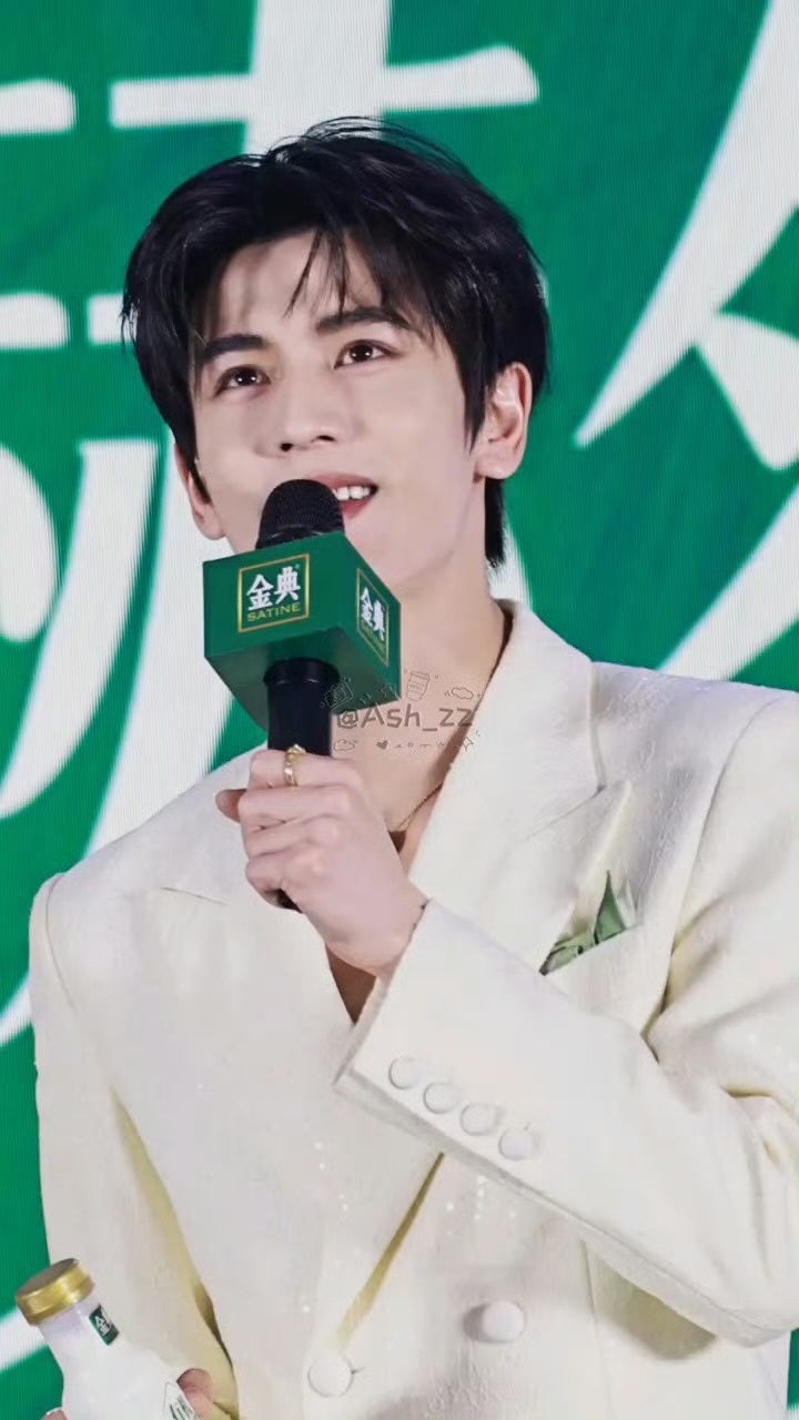 小时候幻想的白马王子就长张凌赫这样🥰张凌赫完全白马王子张凌赫 小时候幻想的白马