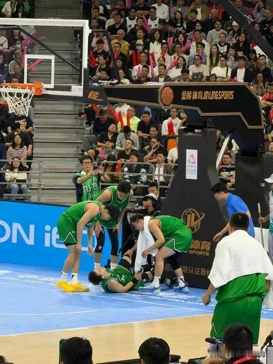 突发伤病！全运会成年男篮半决赛第二场今晚继续进行，东道主广东男篮迎战宿敌辽宁男篮