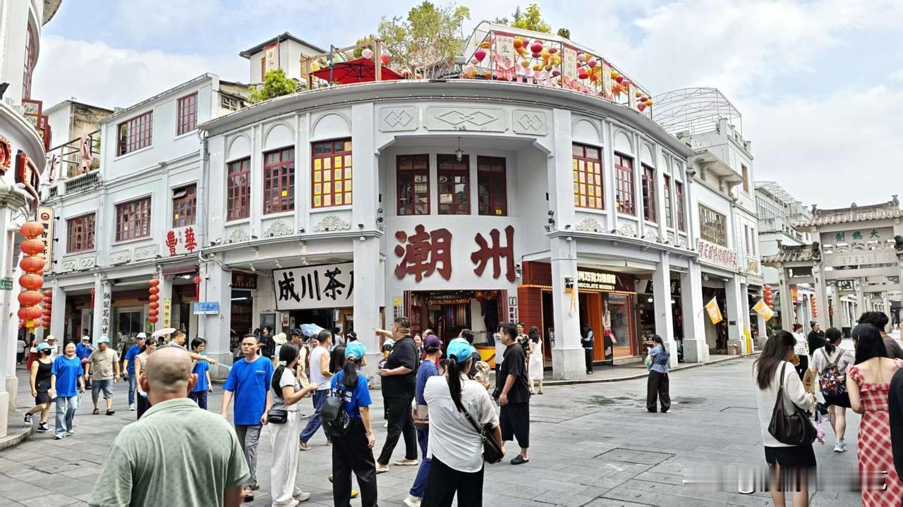 潮州今日又下起了小雨，原本计划去往周边游览，只能临时更改行程。
奔赴街巷当中，寻