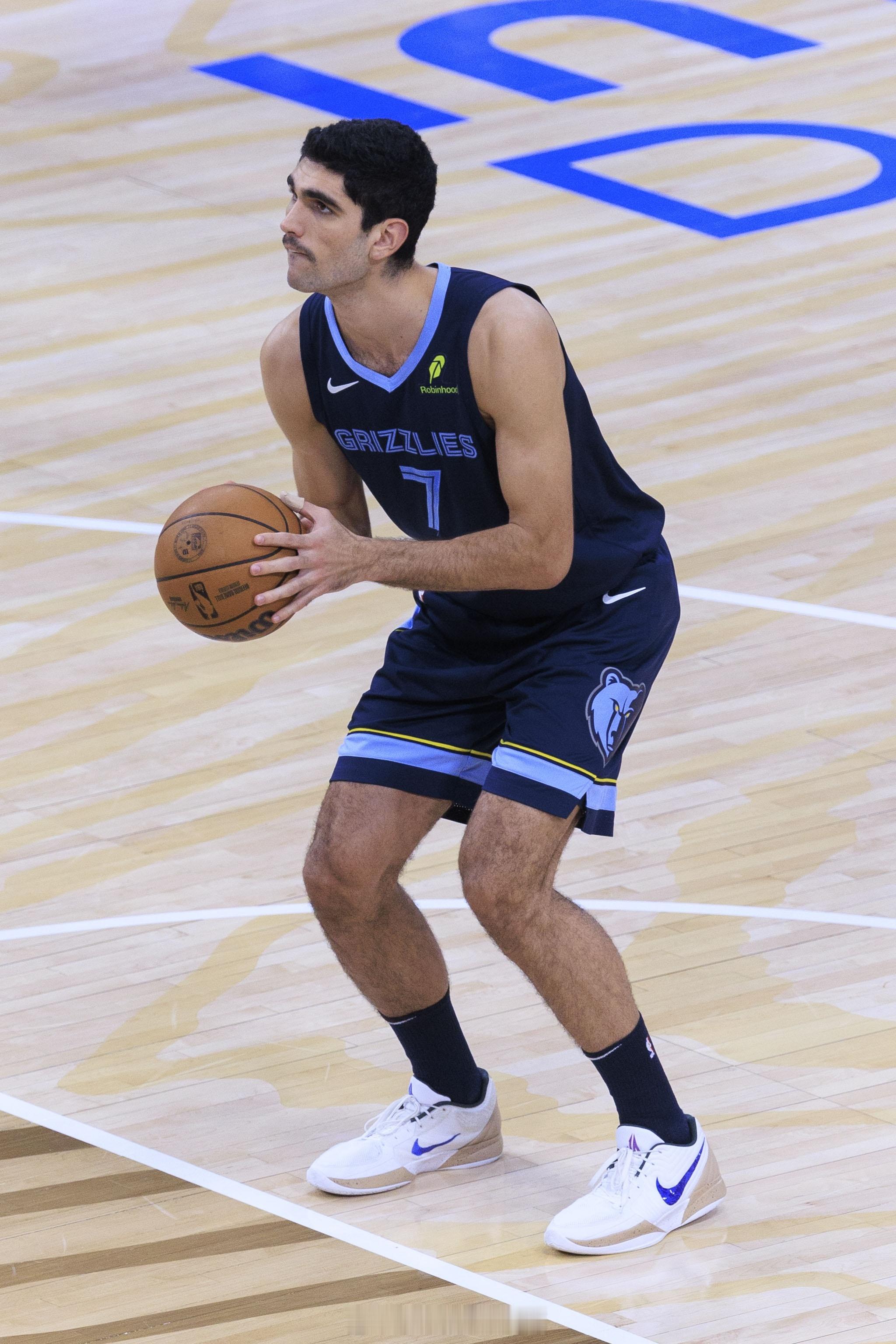 Jake Fischer：目前活塞与多个“挡拆顺下后能拉开空间、具备投射能力”的