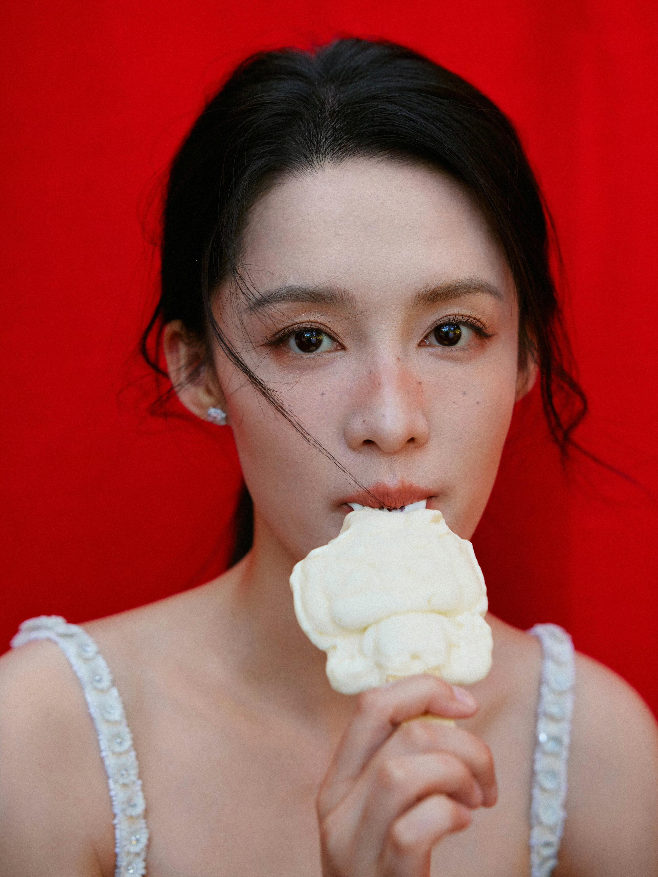 李沁Prada贵气千金李沁Prada港圈大小姐驾到 长衫短裤也能穿出贵气感，也就