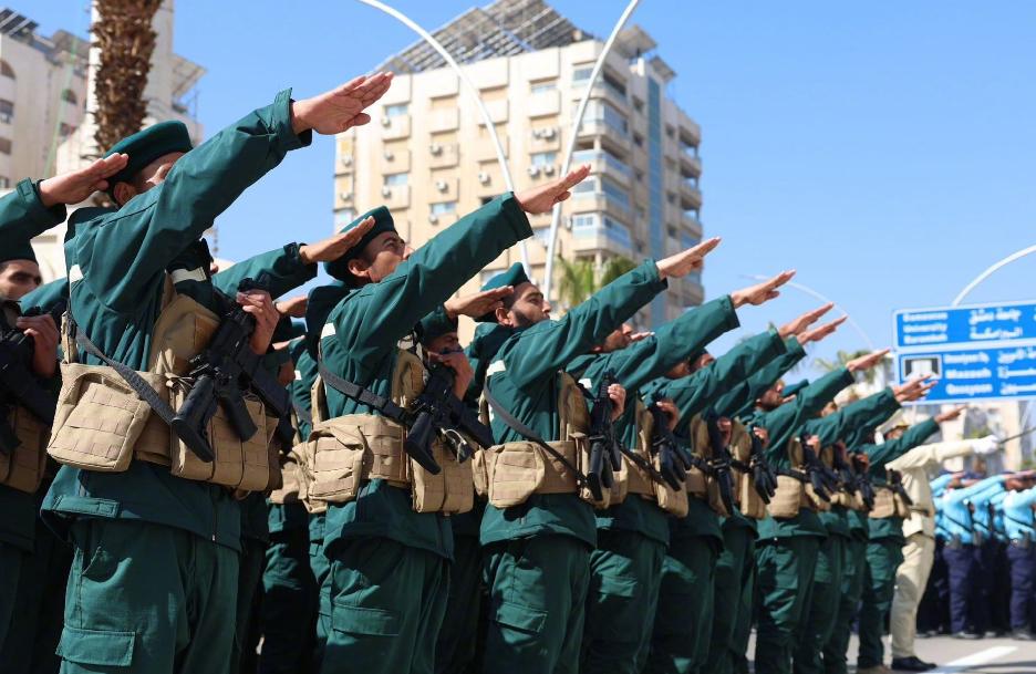 叙利亚新武装怎么这样敬礼？

大家看图一，叙利亚朱拉尼武装举行了新的阅兵仪式，图