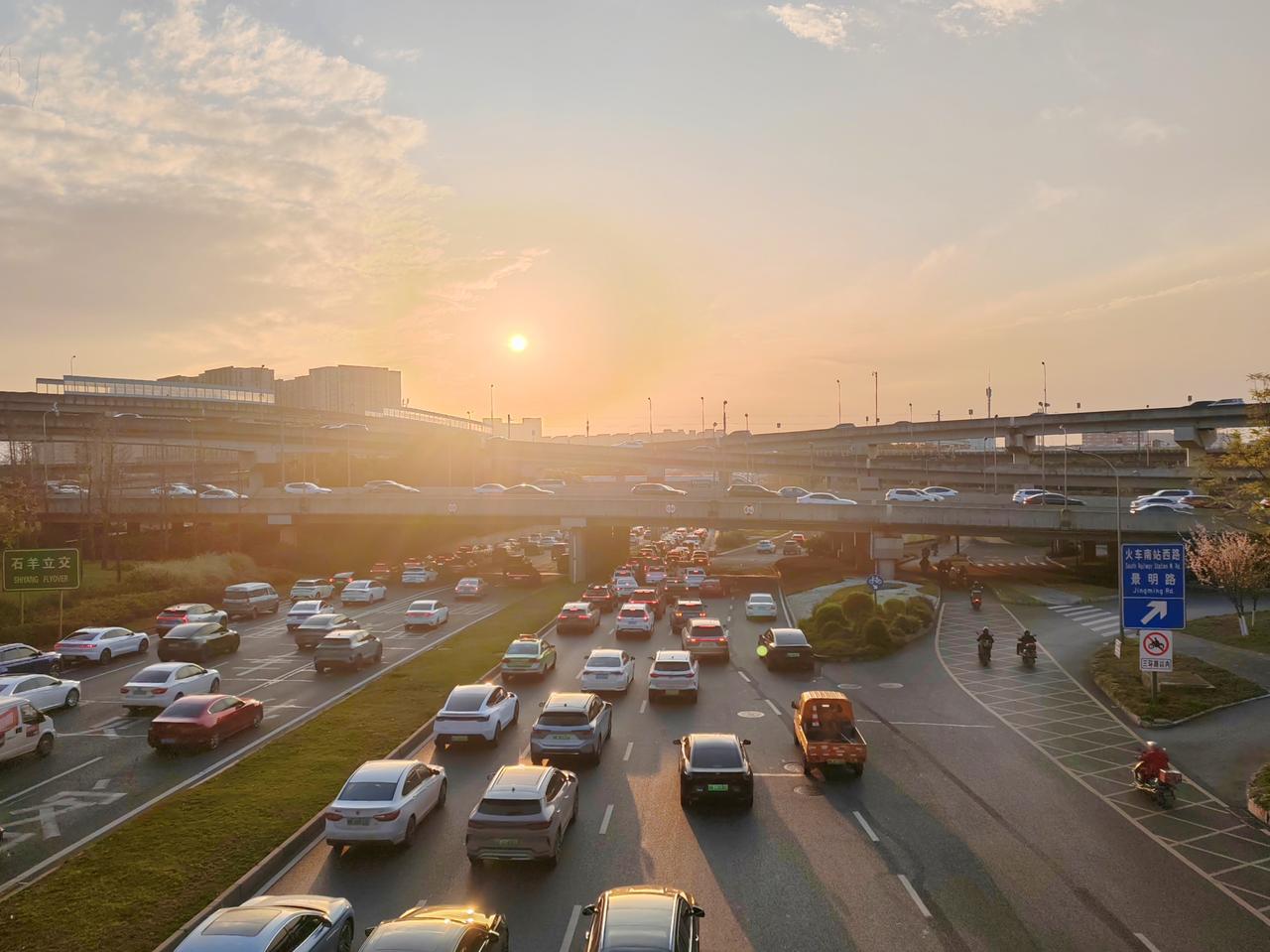         🌇 石羊立交的晚高峰，车流与落日撞了个满怀。城市的喧嚣里，藏着