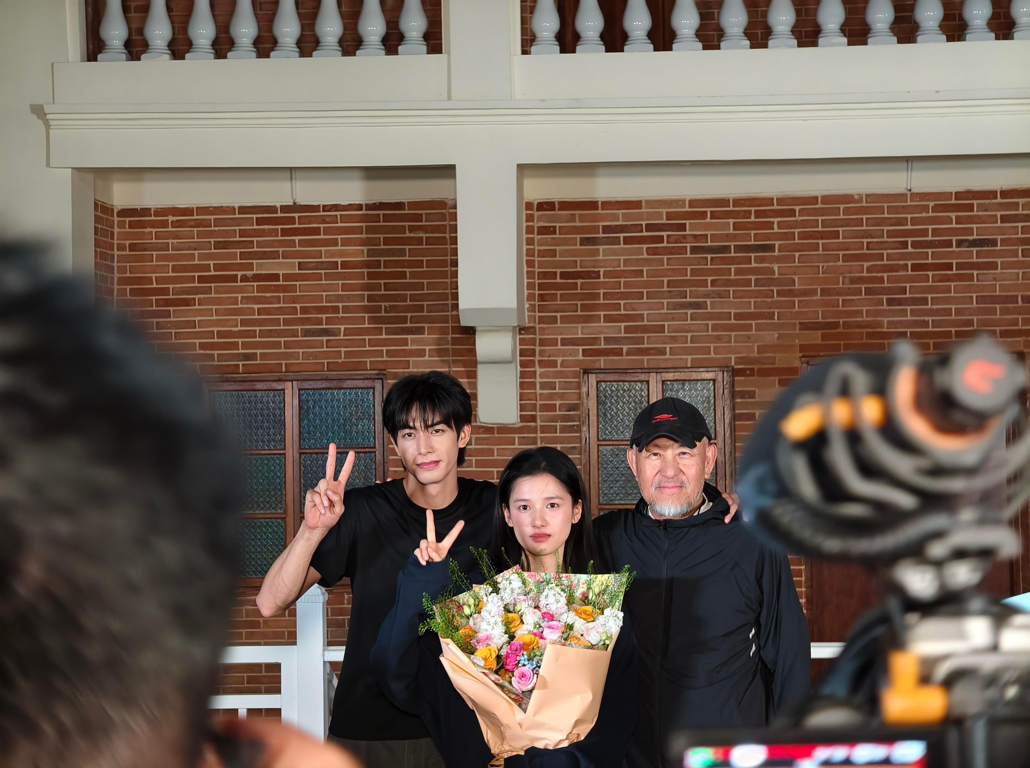 我家婧仪又哭了🥹宋威龙张婧仪杀青合照 ​ ​​​