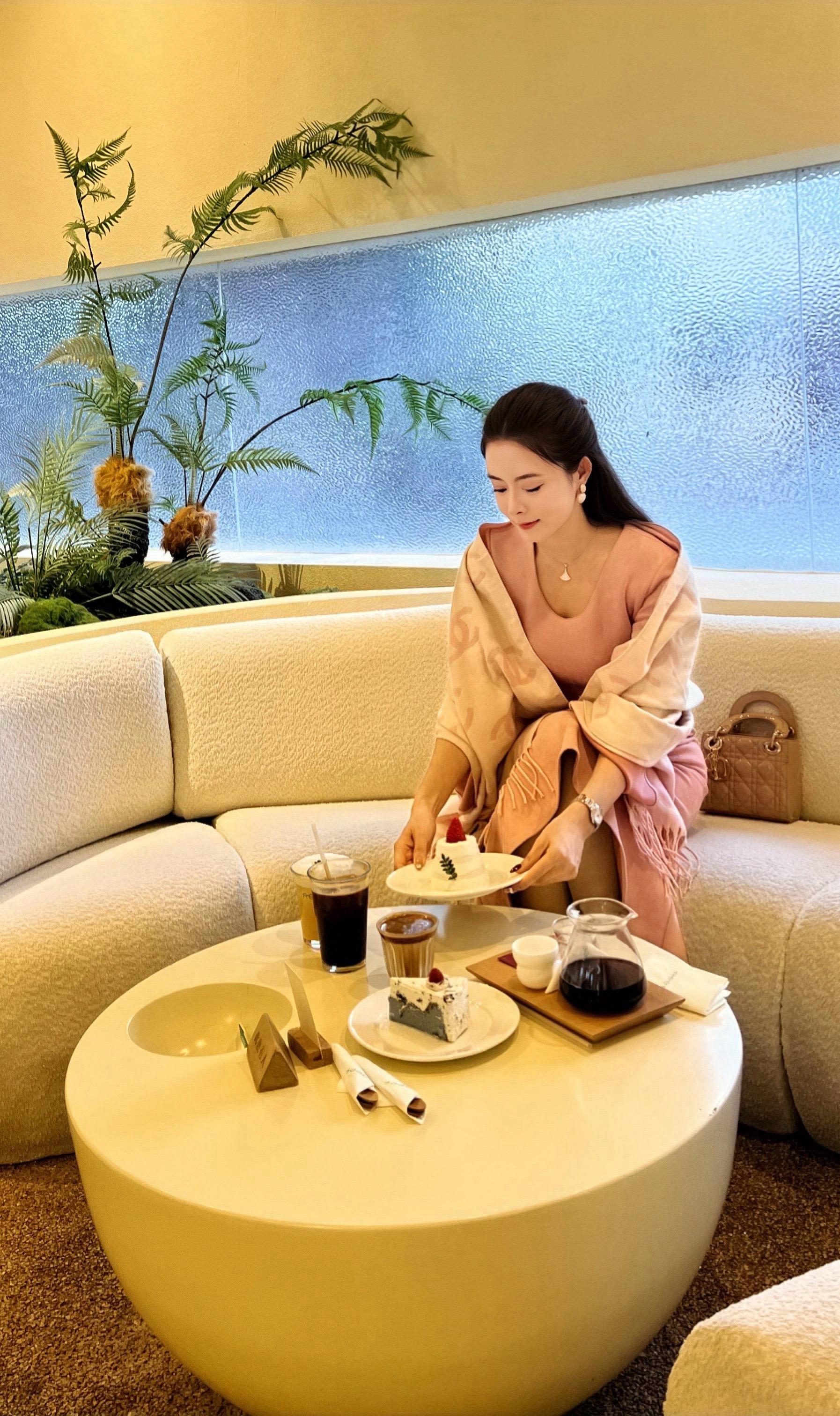 允许一切发生，接纳所有情绪。大胆去经历，勇敢去感受， 人生这趟列车，重...