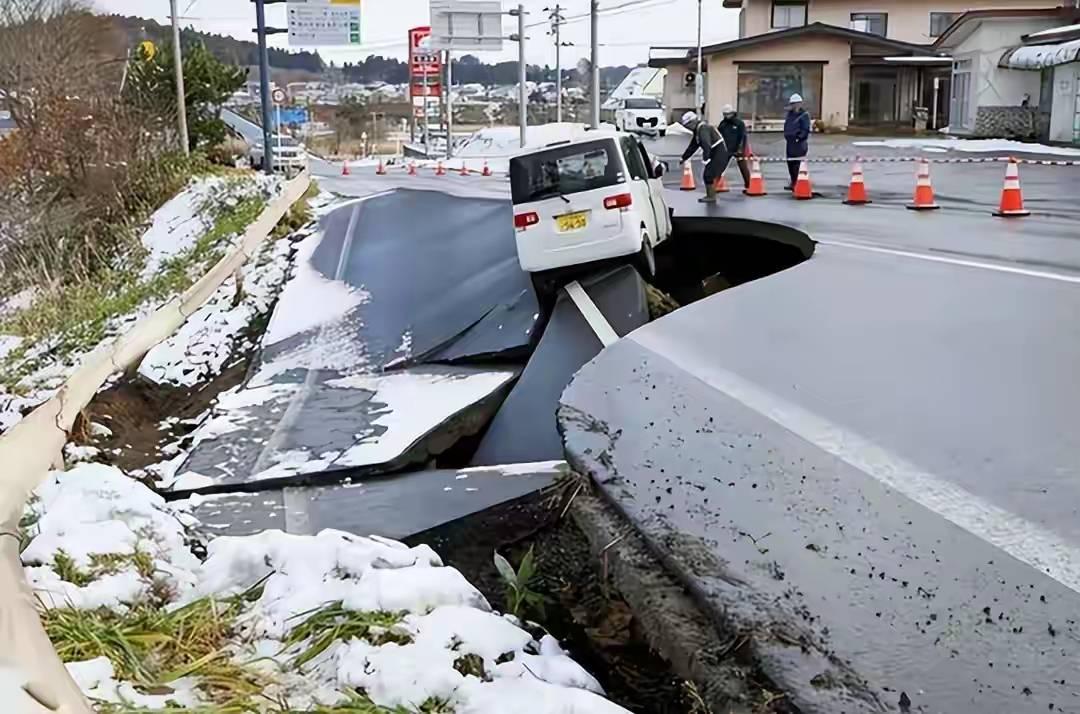 日本近期对华强硬姿态引发连锁反应。首相高市早苗持续挑衅未道歉，其推动的9万亿日元
