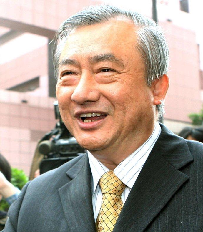 马英九执政时期的“经济部长”尹启铭今日投书台媒指出，蔡当局8年经济是：“成也靠大