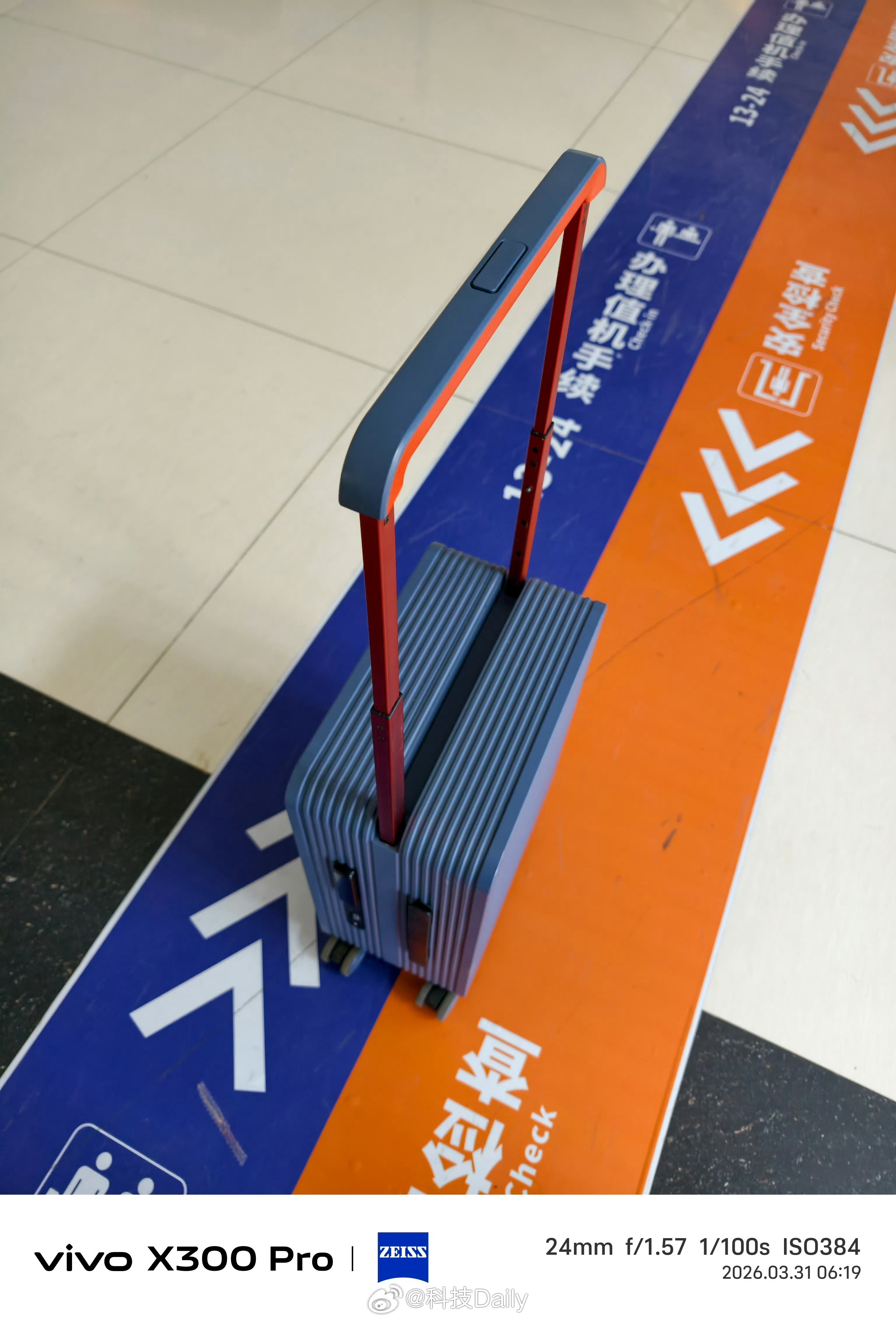 到机场才发现20寸登机箱超标联航老讨厌了，明明机票价格也不便宜，登机箱缺非得让你