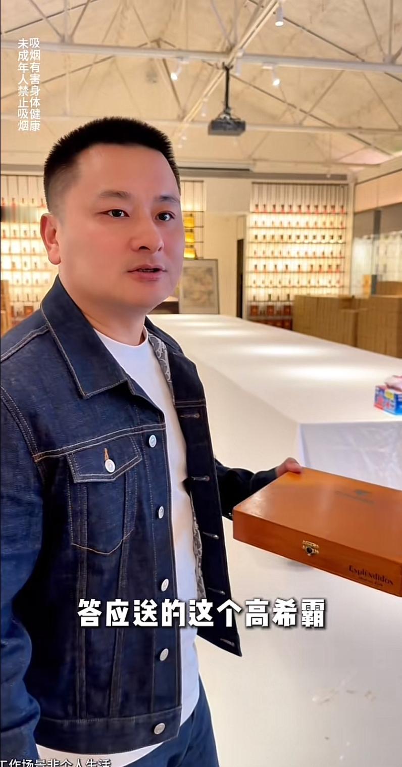 北京三叔，也想低调，可是实力不允许啊。
你看他手里这盒雪茄，就是准备送给粉丝的，