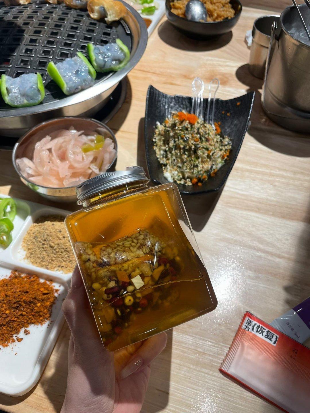 我放纵餐就这样：大家喝奶茶三分糖，我喝五指毛桃赤豆薏米茶，用紫苏籽油溜溜缝！！ 