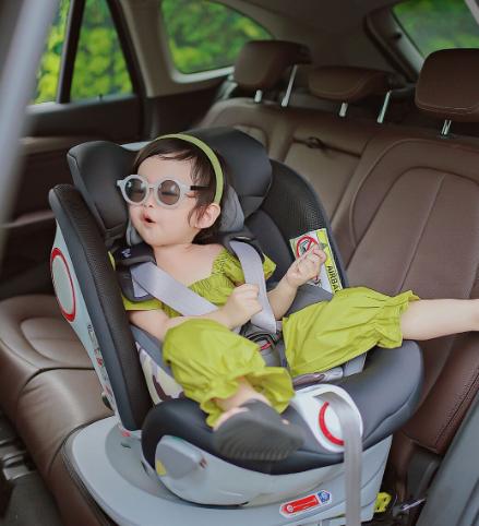 带娃出门这5个小动作，或埋下安全隐患！多数人忽视

很多家长带孩子出门时都觉得自