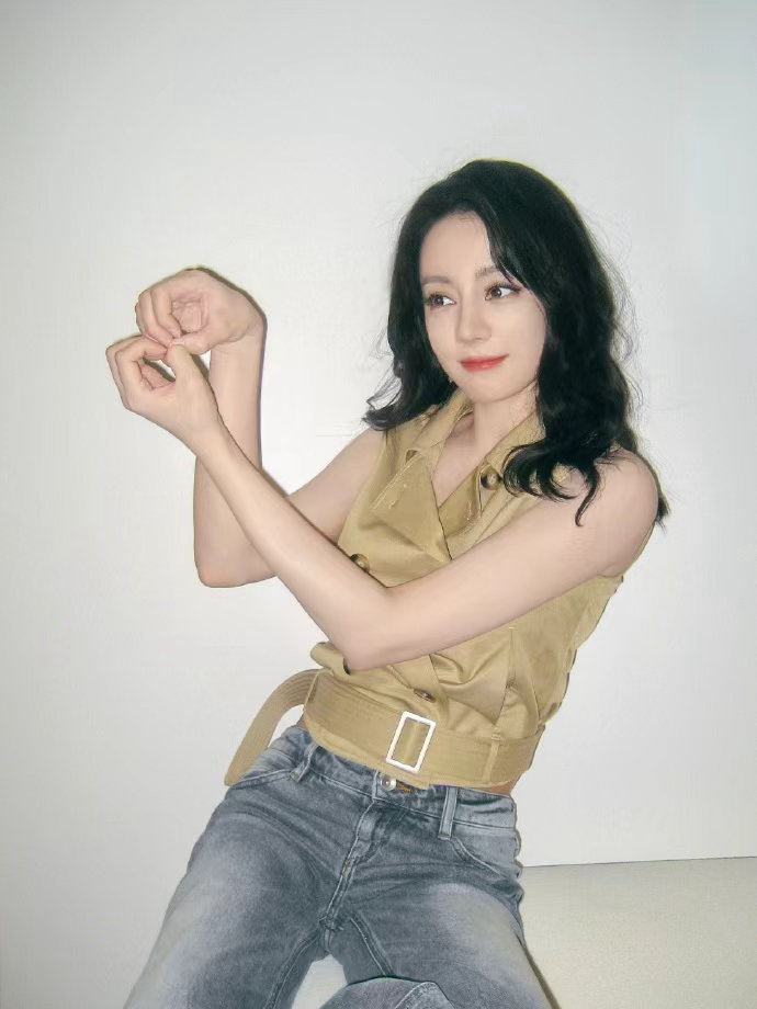图里有三个迪丽热巴 图里有三个迪丽热8~接收如此美萌的巴巴！ 