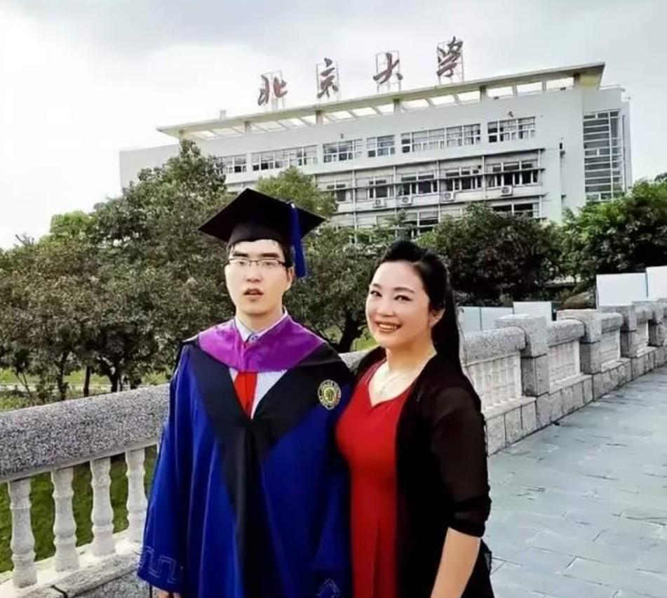 1988年，武汉1女老师挺孕肚上课，突然腹痛不止，丈夫赶来一看，高兴说：要生了。