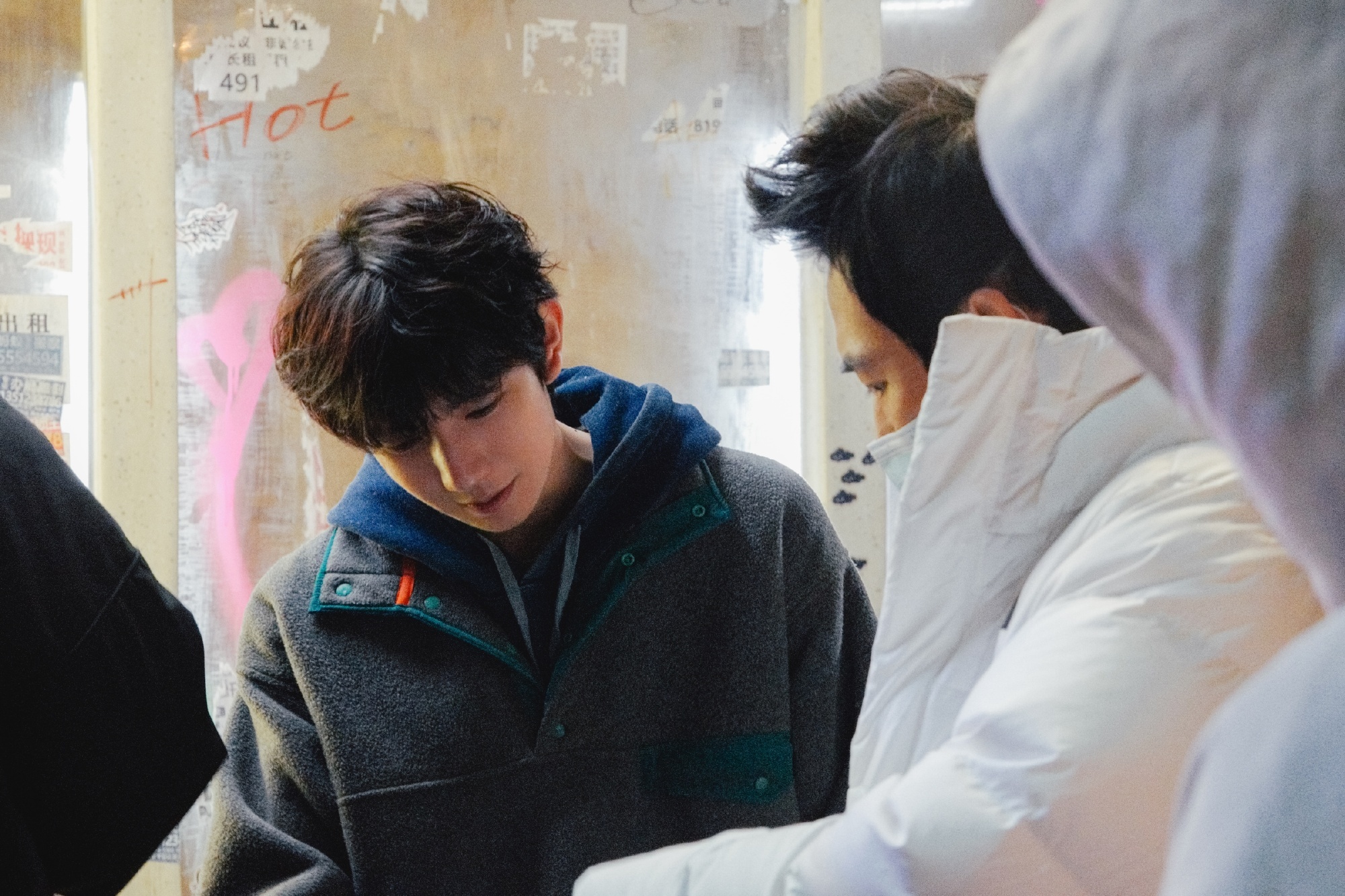 王源工作室发了22岁的王源王源两朵云片场花絮 已经绝版的阿志 