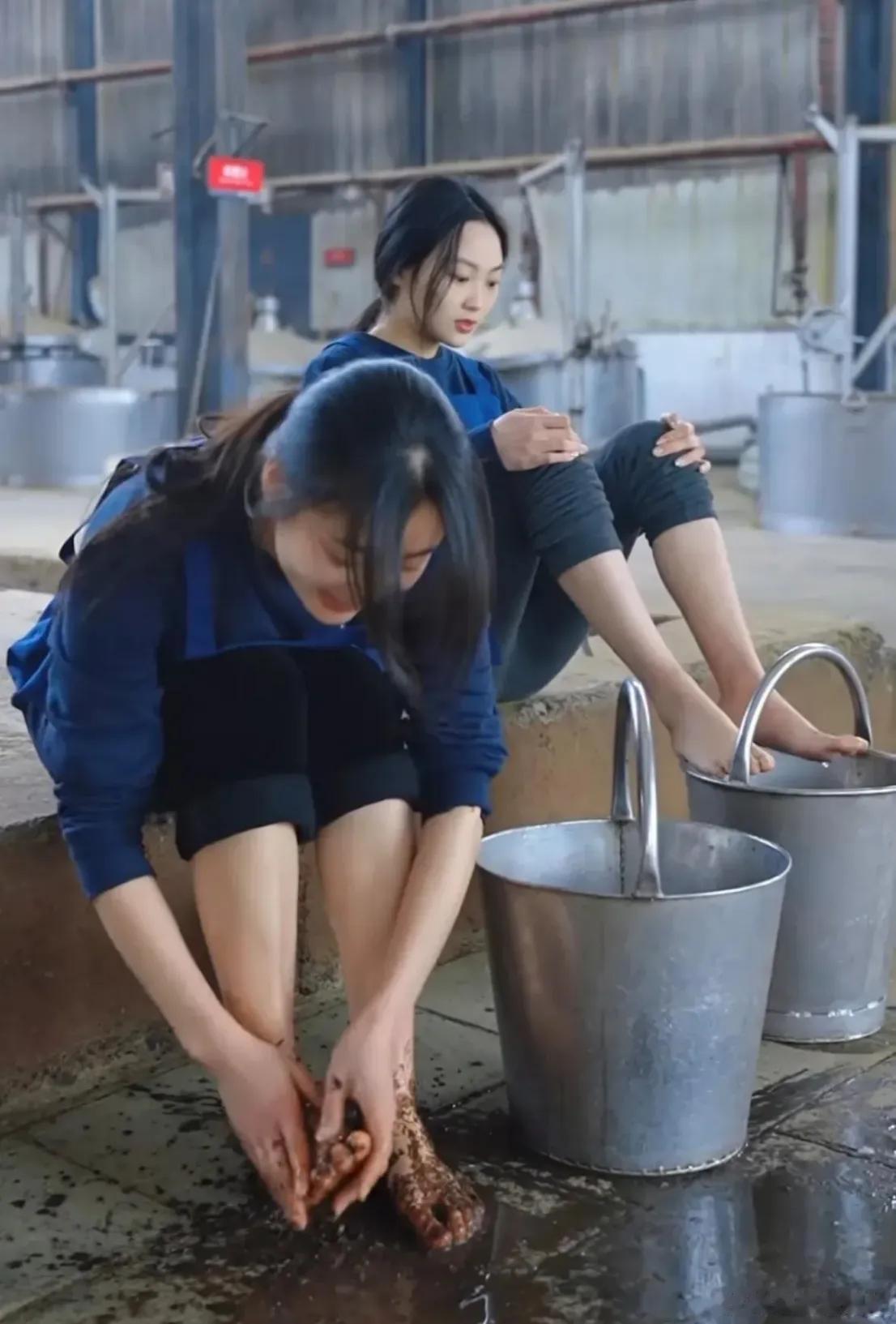 茅台酒为啥香？
因为是这些美女踩出来的！