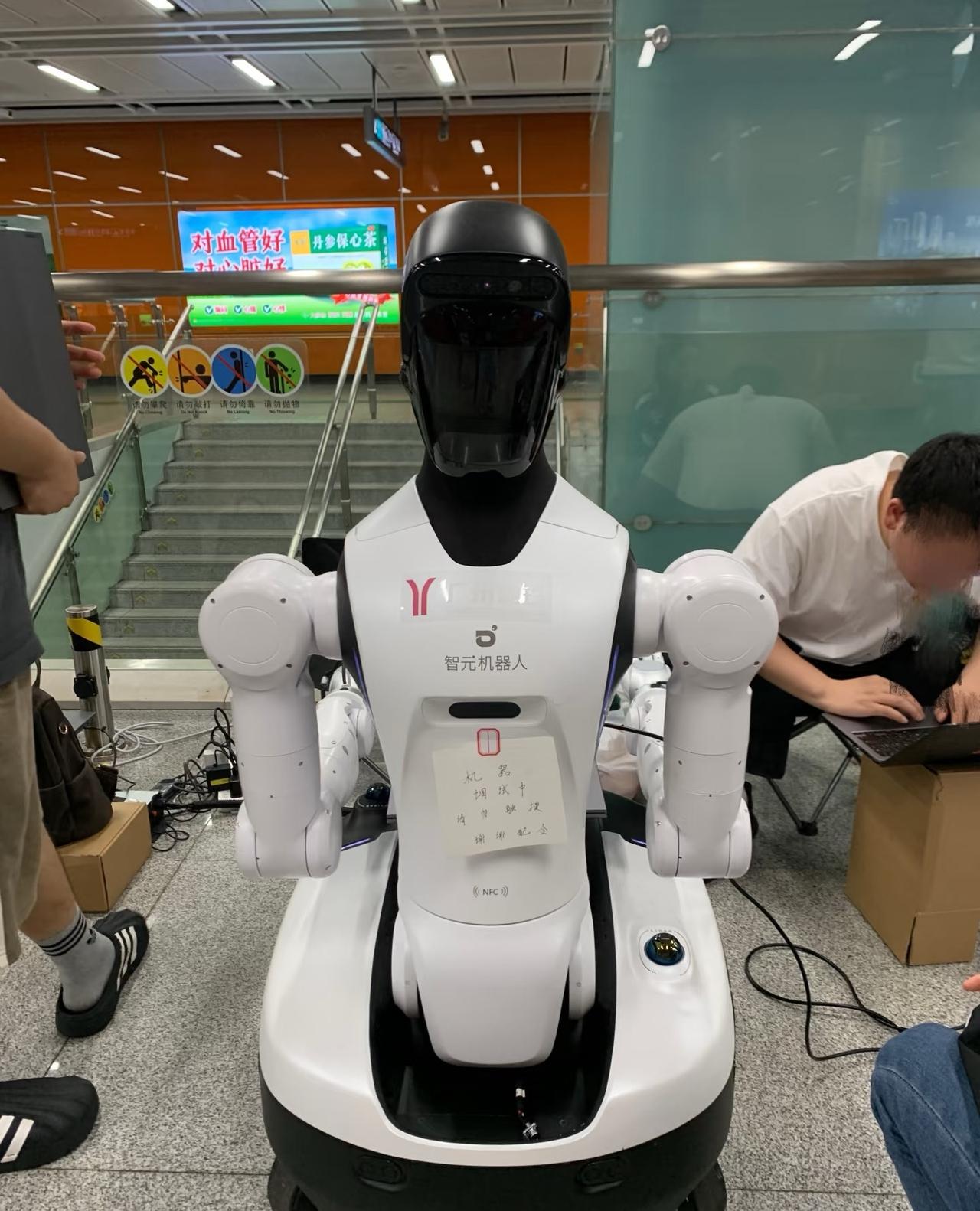 广州地铁🚇真的太努力了
广州地铁出现机器人🤖
工作人员说在测试中
	
估计不