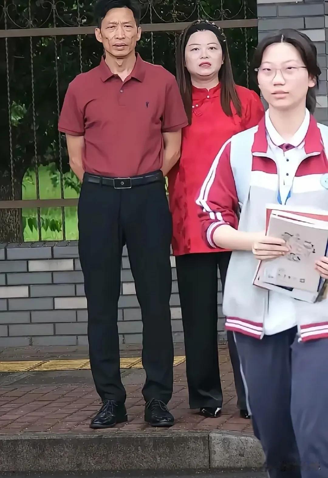 乔一飞再出山！58岁真武警大叔街头爬杆惊呆路人，这才叫“全干货”军旅剧！

近日