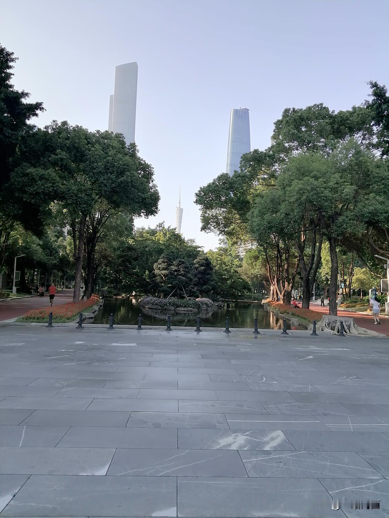 早上来花城汇跑步，感觉整个人都神清气爽。花城汇环境超棒，绿化做得很好，空气清新，