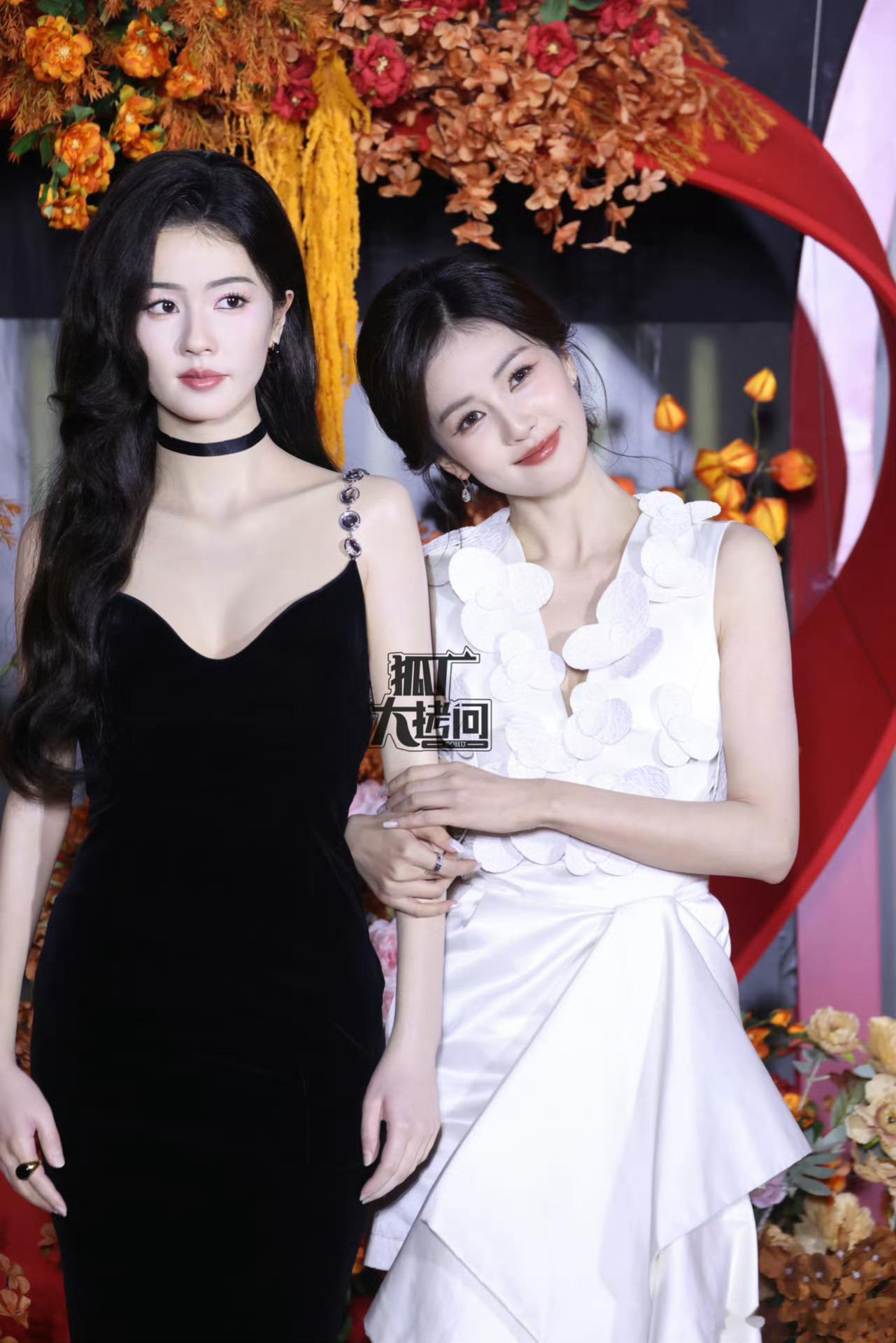 白鹿和自己的蜡像站一块儿，很像诶[亲亲] 