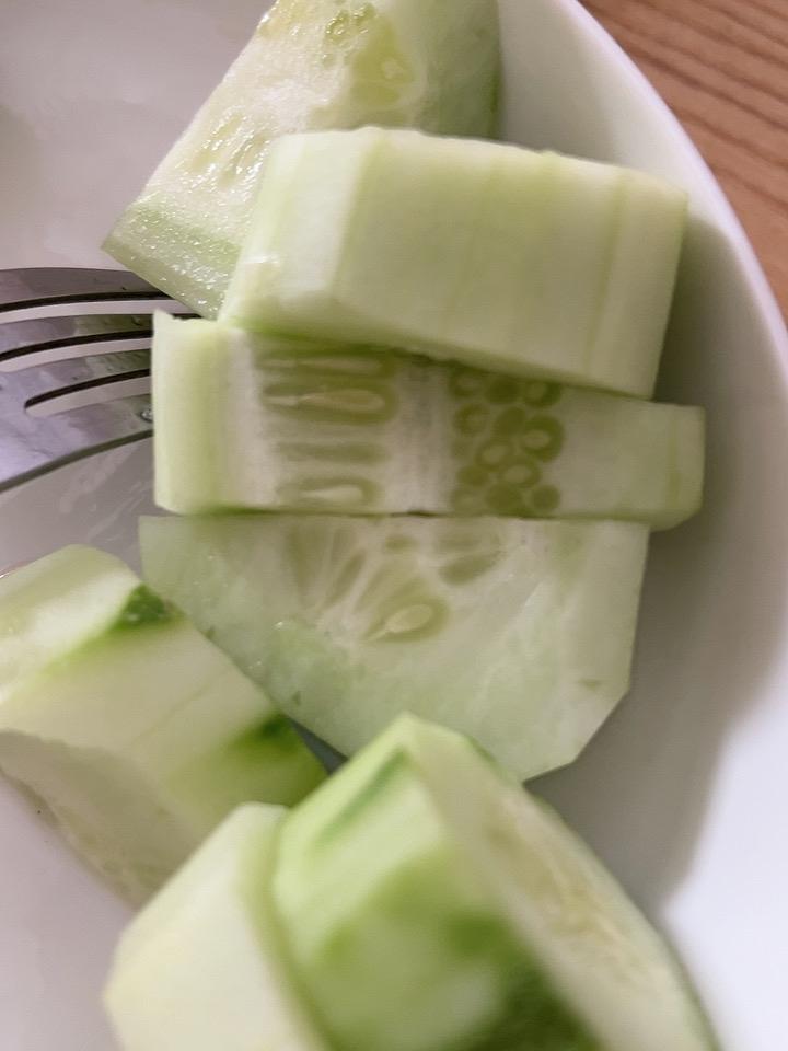 分享随手拍的黄瓜图片又脆又香的小黄瓜，低脂又减肥，多吃也不会胖！