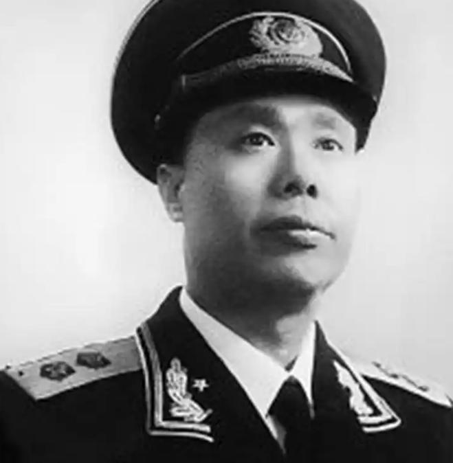 情报说敌人只有一百多号人，结果枪一响，团长饶守坤举起望远镜一看，倒吸一口凉气——