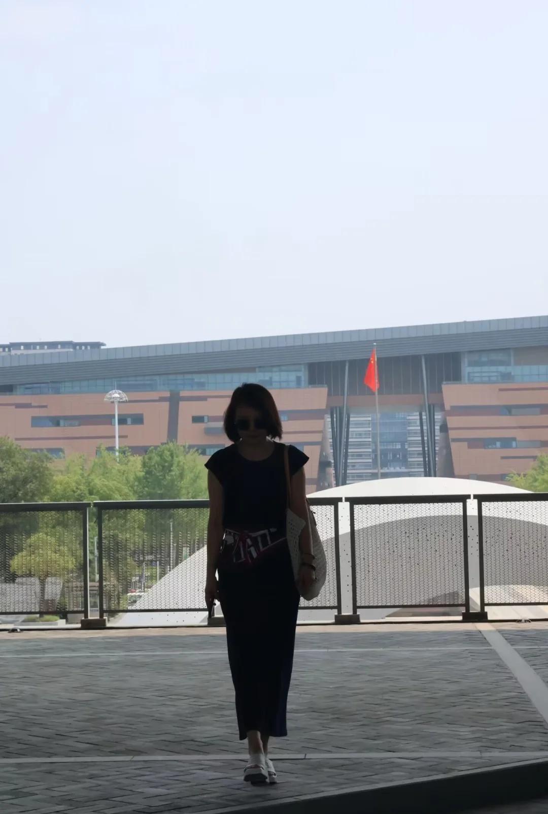 简约牛仔裙通勤日常穿搭
藏青无袖牛仔长裙利落清爽，丝巾系腰增添层次，搭配草编包与