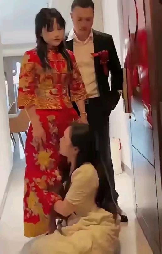 “不还钱，我就不让你结婚！”浙江一女子结婚当日，她的闺蜜却突然抱住女子的大腿不让