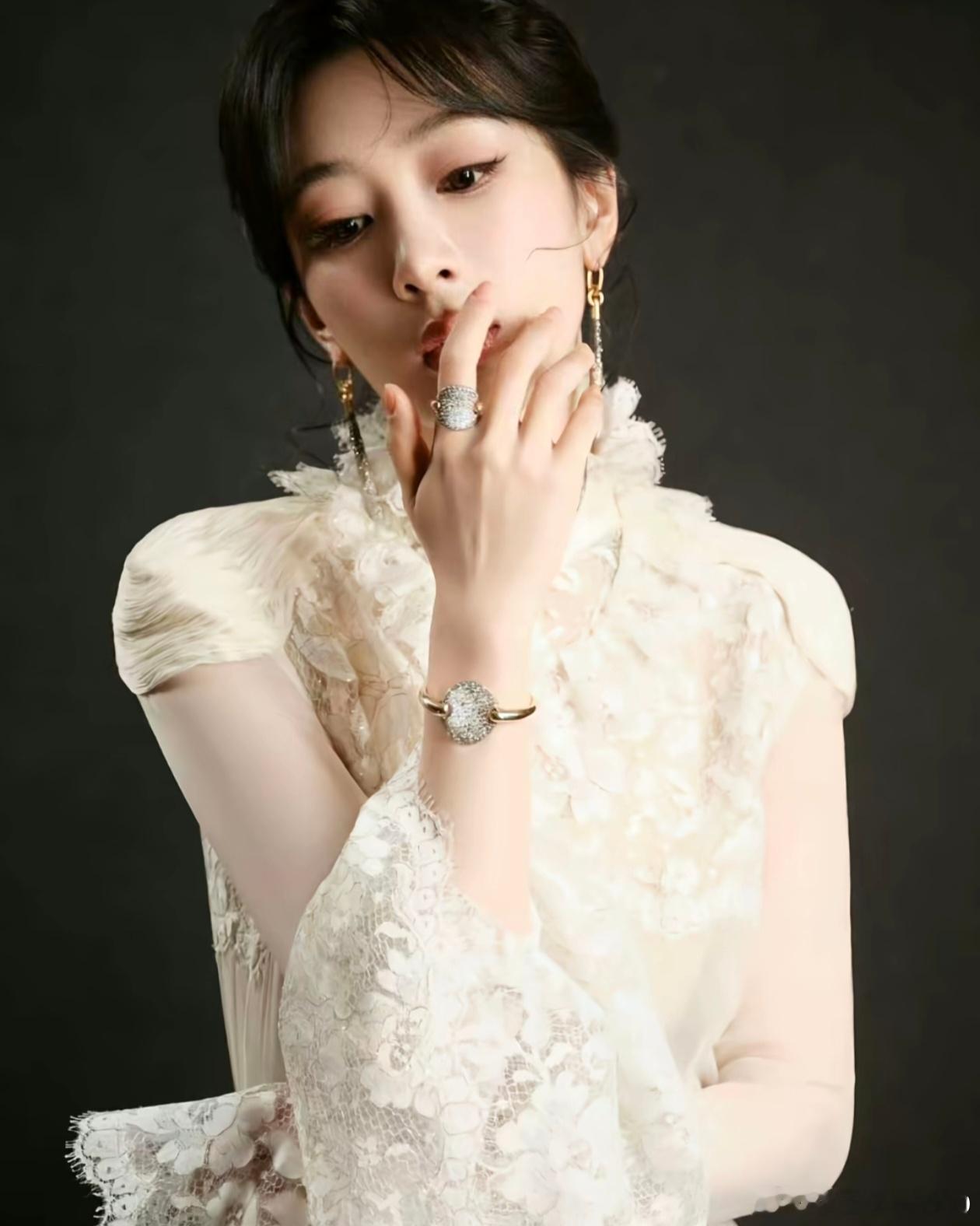 杨紫回应网友开始理解邱莹莹了杨紫暖心回应网友理解邱盈盈一事，共情角色的无奈与难处