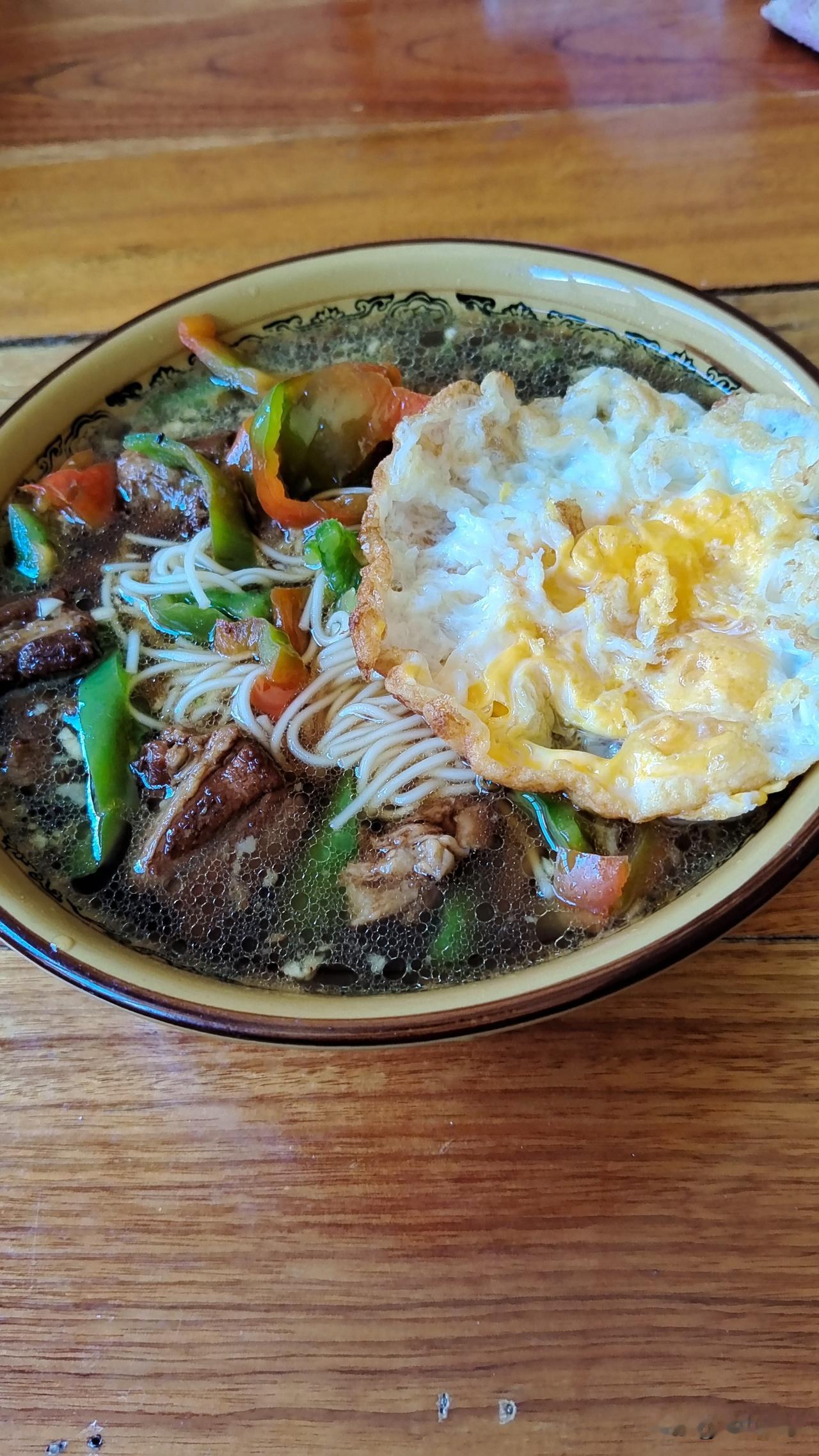 “走个面儿”火了。
大家一起走个面了:
大肠面
肉丝面
长鱼面
腰花面
热干面