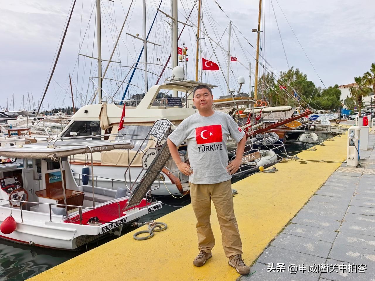 我来到土耳其的第十二天：清晨，在博德鲁姆，漫步游船码头。桅杆之上，国旗飘扬，跟我