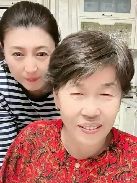 闫学晶能成为国家一级演员，事业上的成功。她背后有一个自信从容坚强有韧性有担当的母