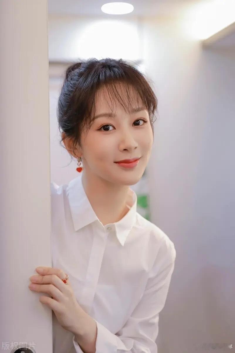 1.杨紫凭借《长相思》《国色芳华》《生命树》已经三次提名白玉兰了。2.爱奇艺顶级