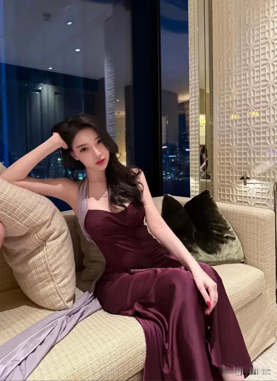 西双版纳的夜晚，是一场视觉与文化的盛宴。星光夜市里，充满异域风情的建筑在灯光下熠