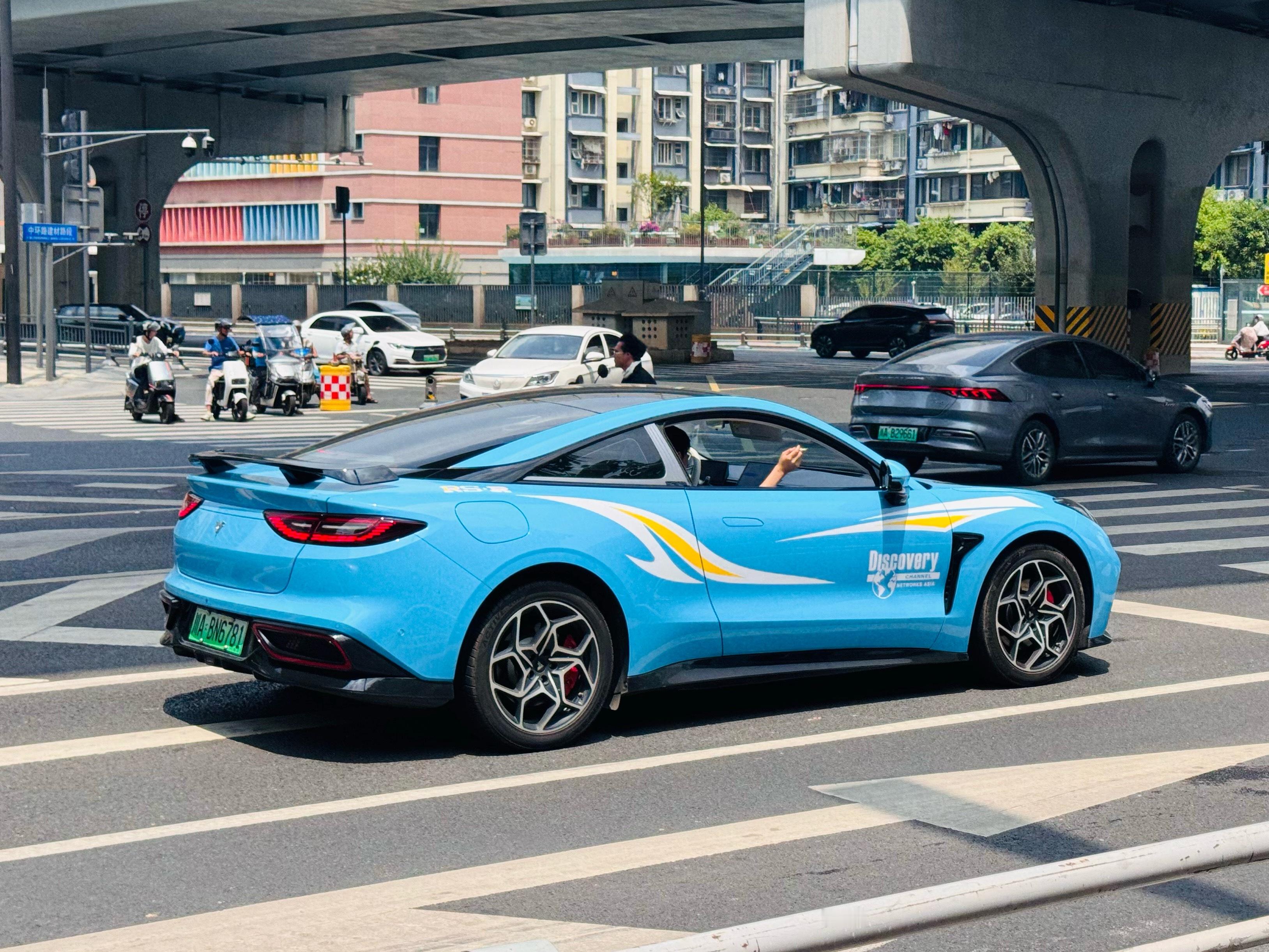路遇一台哪吒GT，10来万的价格来看，挺不错一车，真是可惜～不过现在二手，大概就
