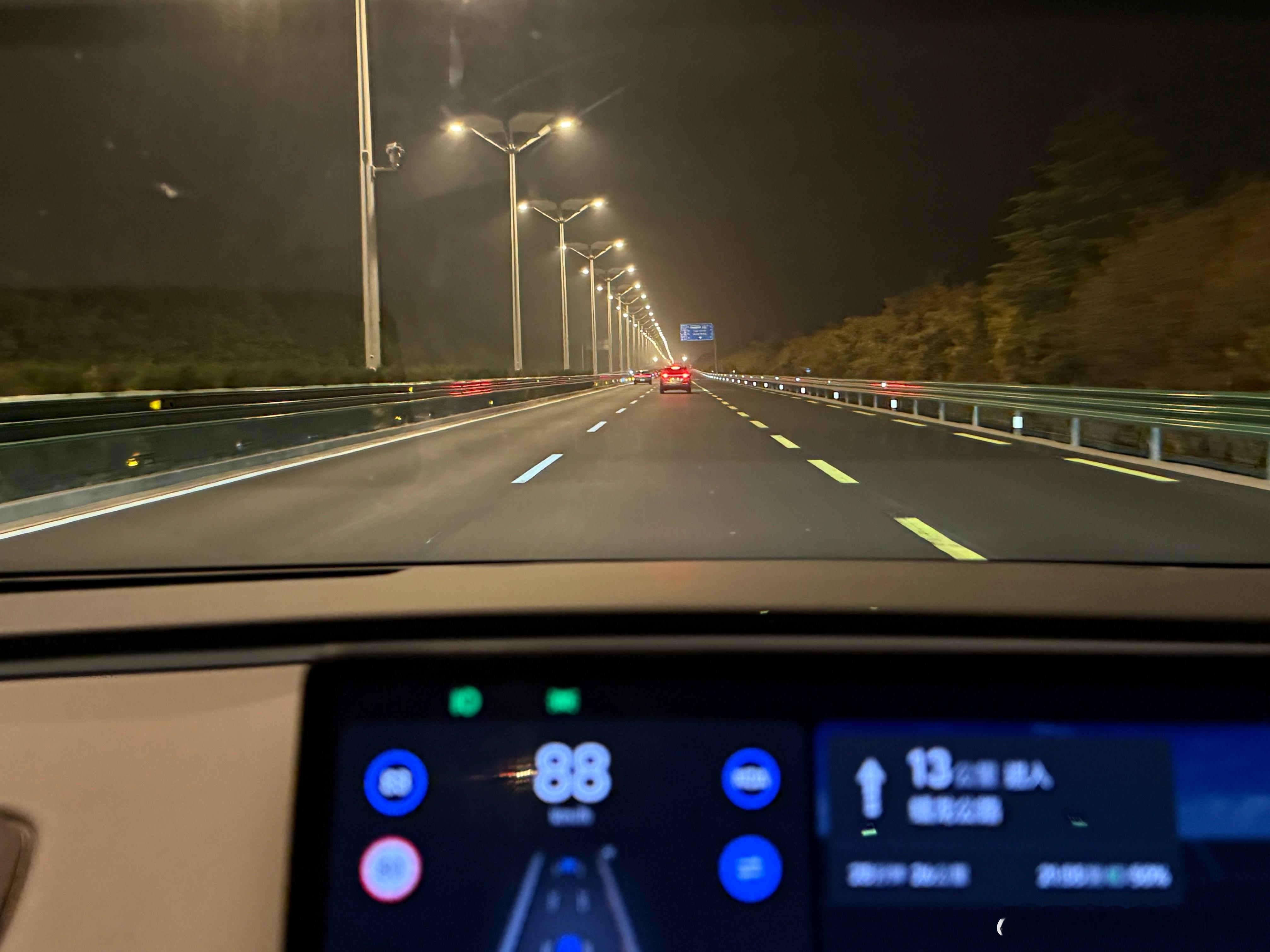 过年回家就是要把i8当货车使，今年放假早了能明显感觉路上没那么堵了，G40的车流