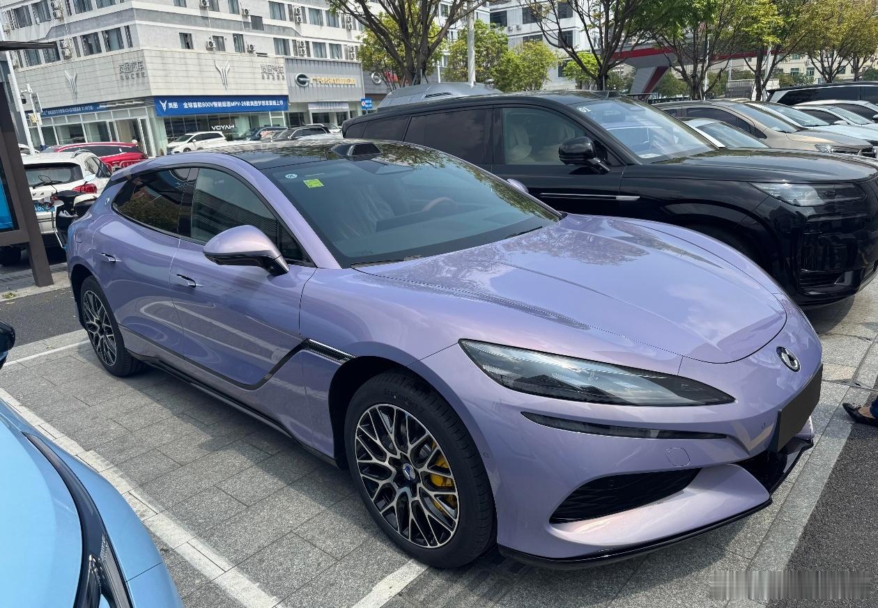 全新腾势Z9GT 26.98万元极光紫到店比亚迪第二代刀片电池及闪充技术腾势