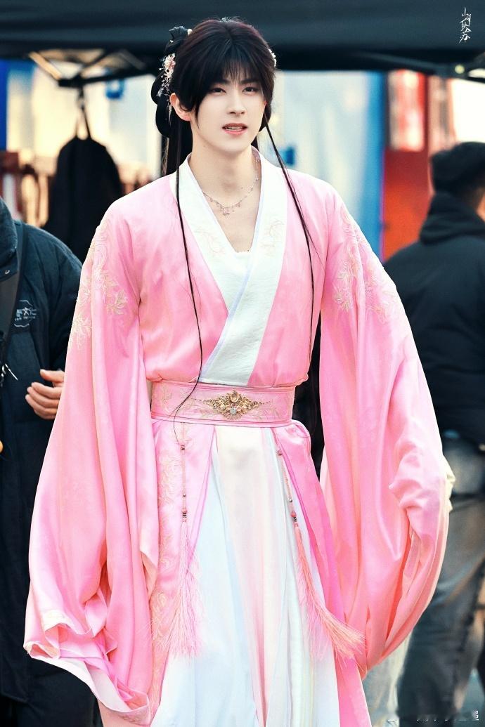 敖瑞鹏女装别演爽了敖瑞鹏双开门大甜妹 一袭女装娇俏感十足，敖瑞鹏别演爽了，高大身