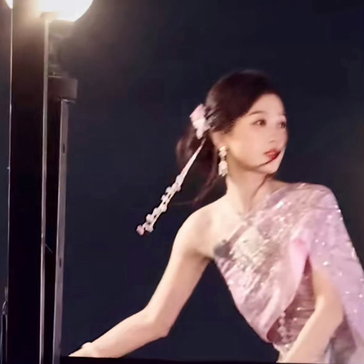 我家舒心好适合这种侧边盘发来自星星的穿搭 ​​​