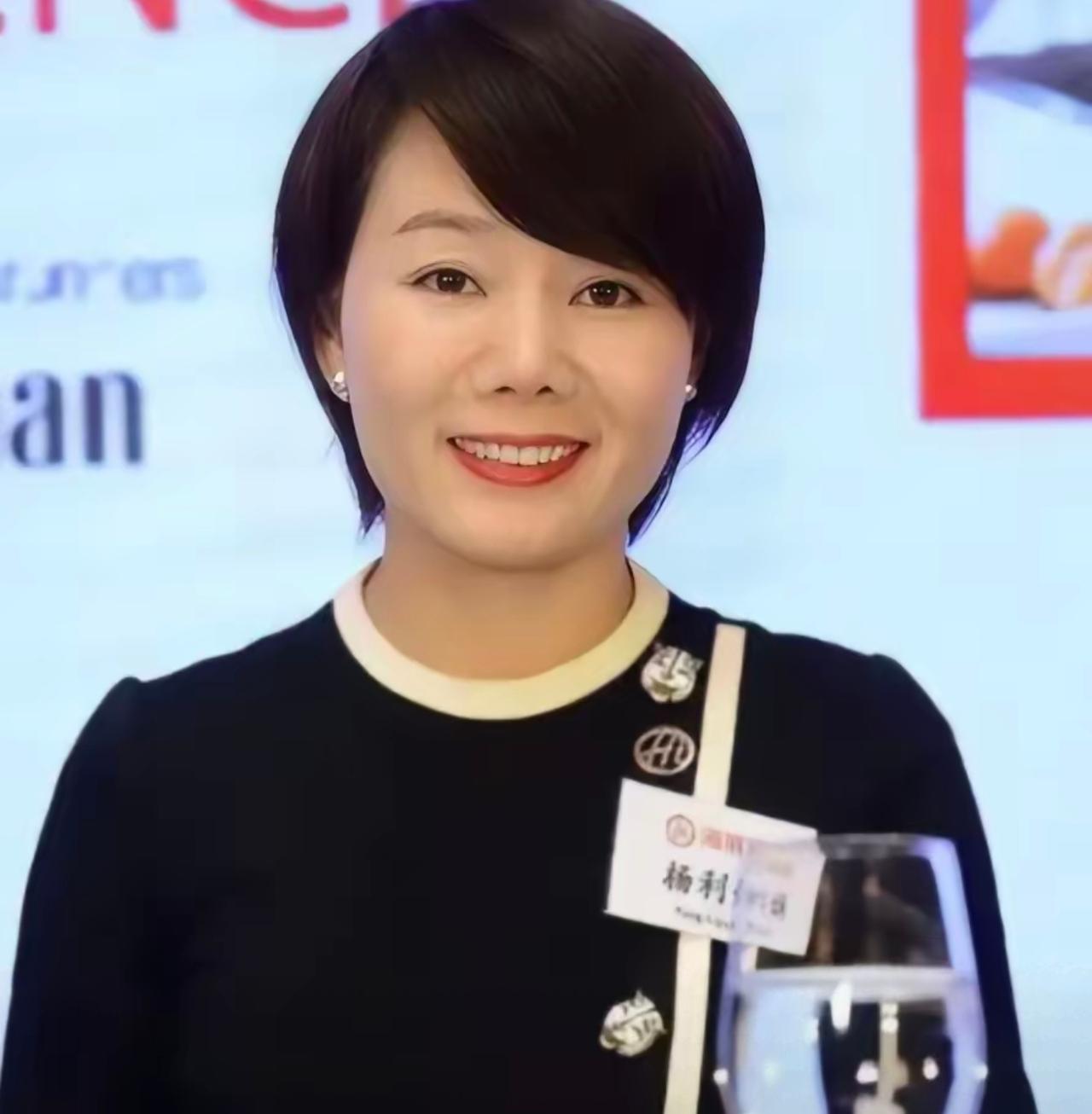 1994年，四川简阳一名16岁的女孩为了帮哥哥偿还债务，不得不辍学外出打工。谁也