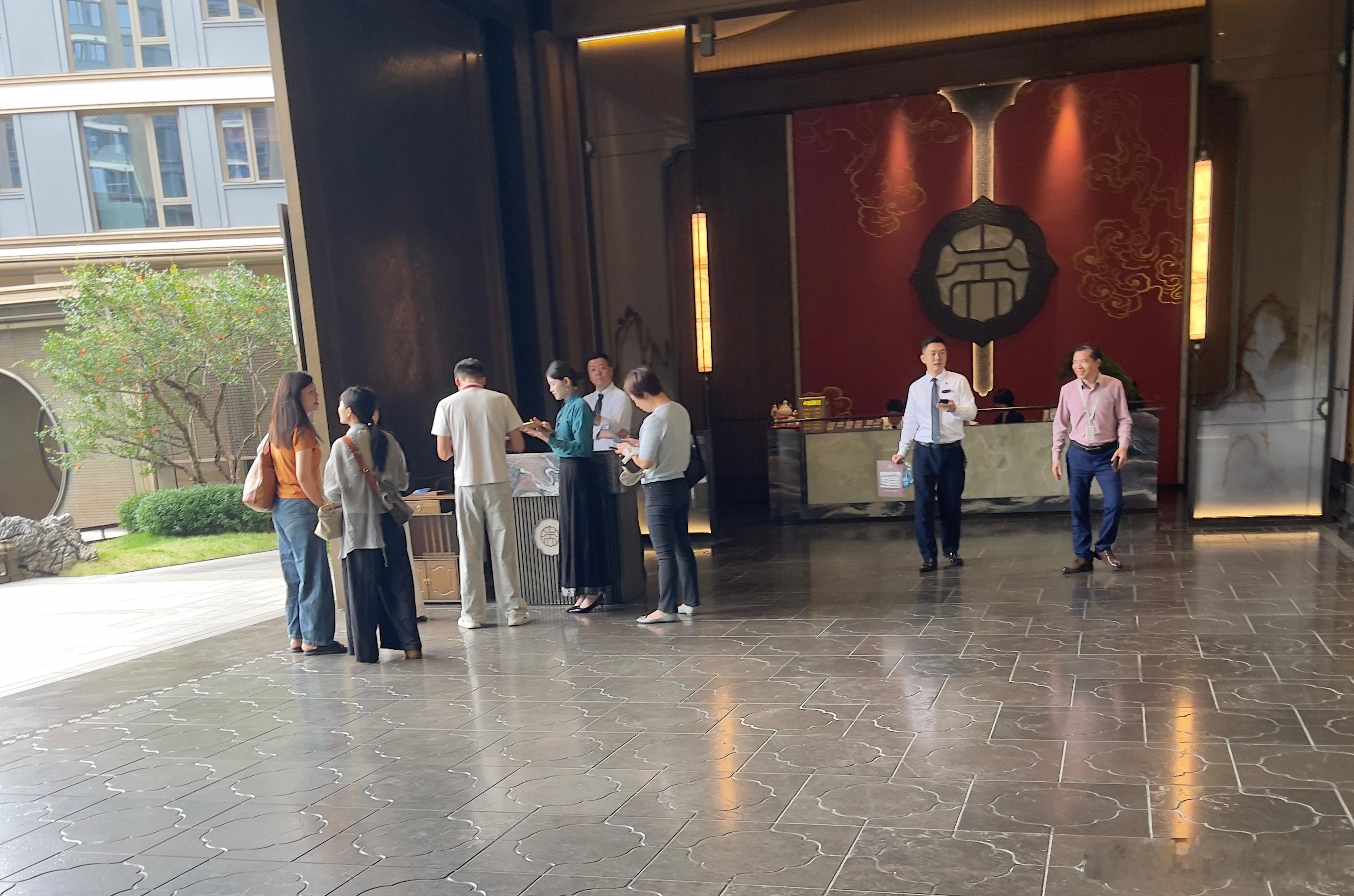 出来看房啦，下半年上学的家长们已经快没有时间了，5月7号报名，还要网签落户，中间