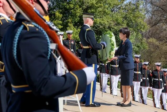 小狗狗是越打越黏人，越打越听话。高市早苗向击败占领日本美军士兵献花