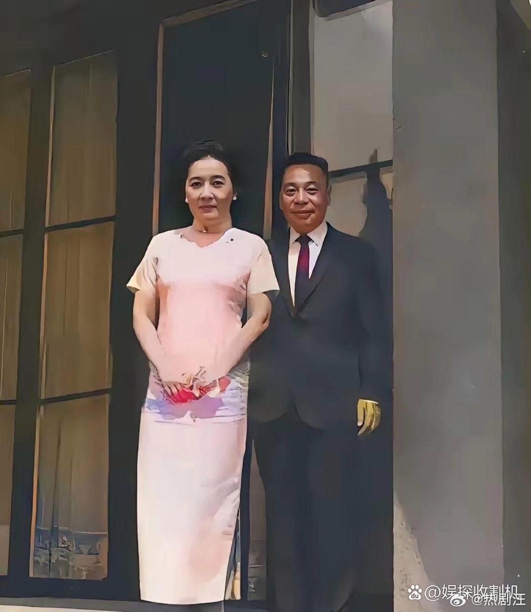 宋美龄和继子蒋经国的一张纯素颜合影，都是真人的容貌 。 