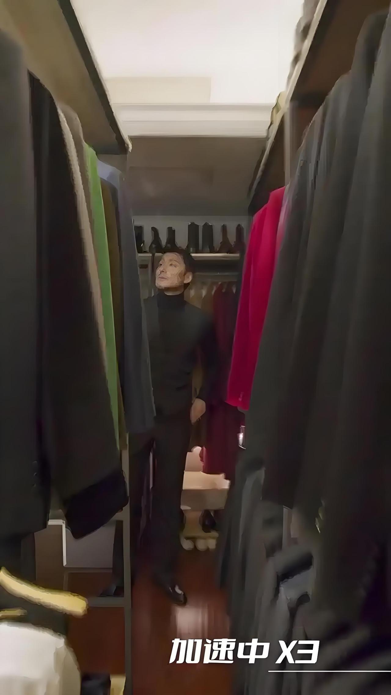 54岁胡兵：把自律穿成人生最酷的时装

刷到胡兵的“迷宫衣帽间”直接看呆！不是炫