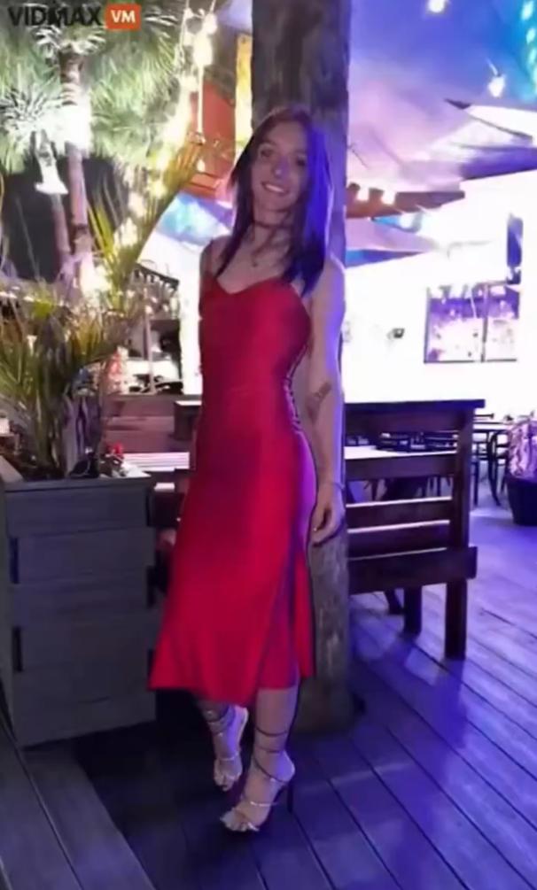 佛罗里达情侣潜水噩梦成真：鳄鱼撕断女子手臂，送医途中身亡。31岁的布列塔尼·克拉