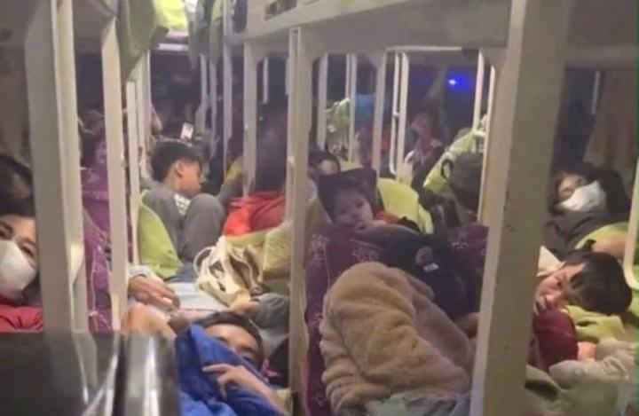 越南载客超载17人的卧铺巴士可被罚款1.275亿越南盾
2月20日晚，越南岘港市