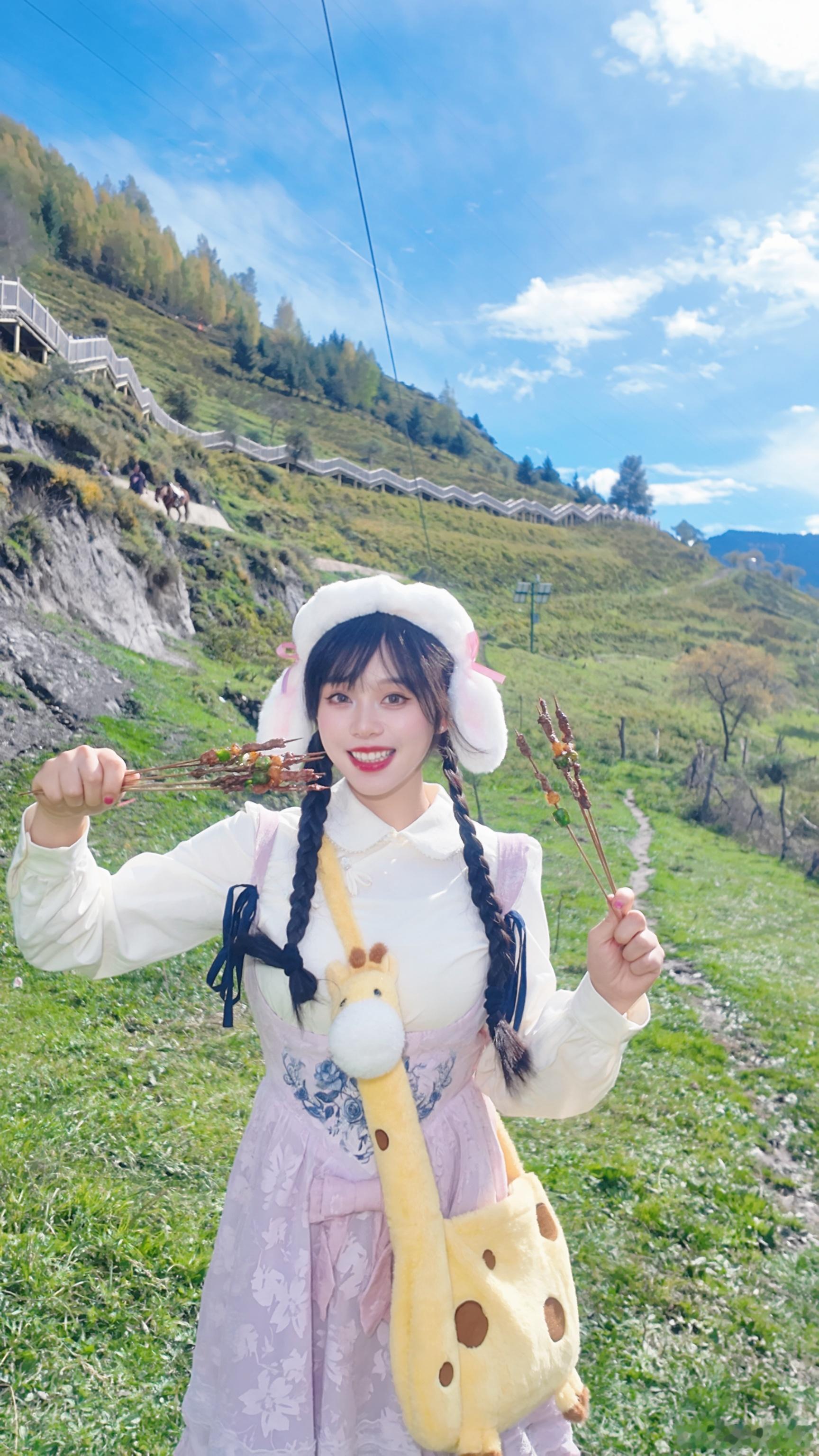 跑到塔坪山吸氧🐂🐴看满山的马和牛自由闲逛🌿 日常[超话]  ​​​