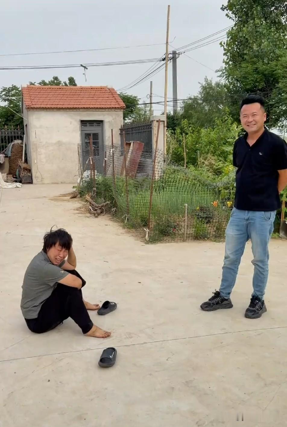 梦秋就得二伟来收拾，光天化日之下脱裤子拉尿，被二伟说了几句就坐地上嚎啕大哭，看见
